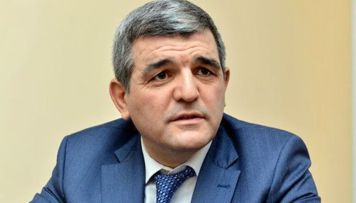 azerbaycanda-deputat-yasadigi-evin-qarsisinda-gullelendi-yenilenib-teferruat
